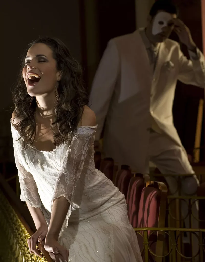 34 editorial te vas a casar, El fantasma de la ópera, concepto de Antidiseño con Josephine y  Juan Pedro de escala m