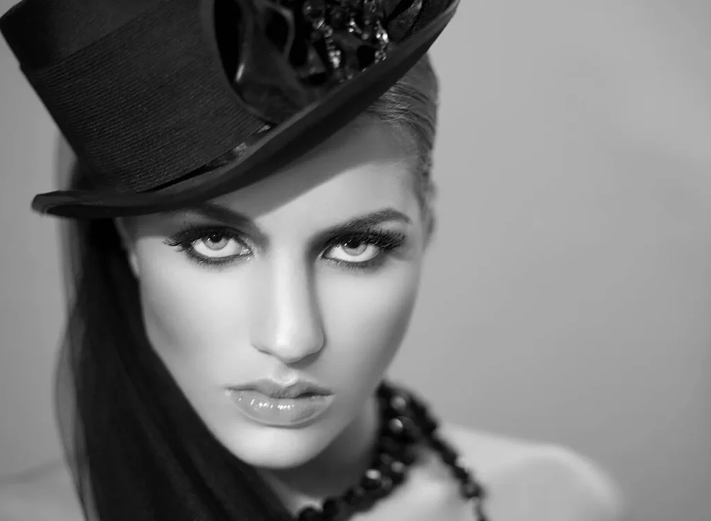 80 editorial la viuda negra con JDYS en estilismo, Maria Dolores Mayor en maquillaje y modelo Paula de escala m