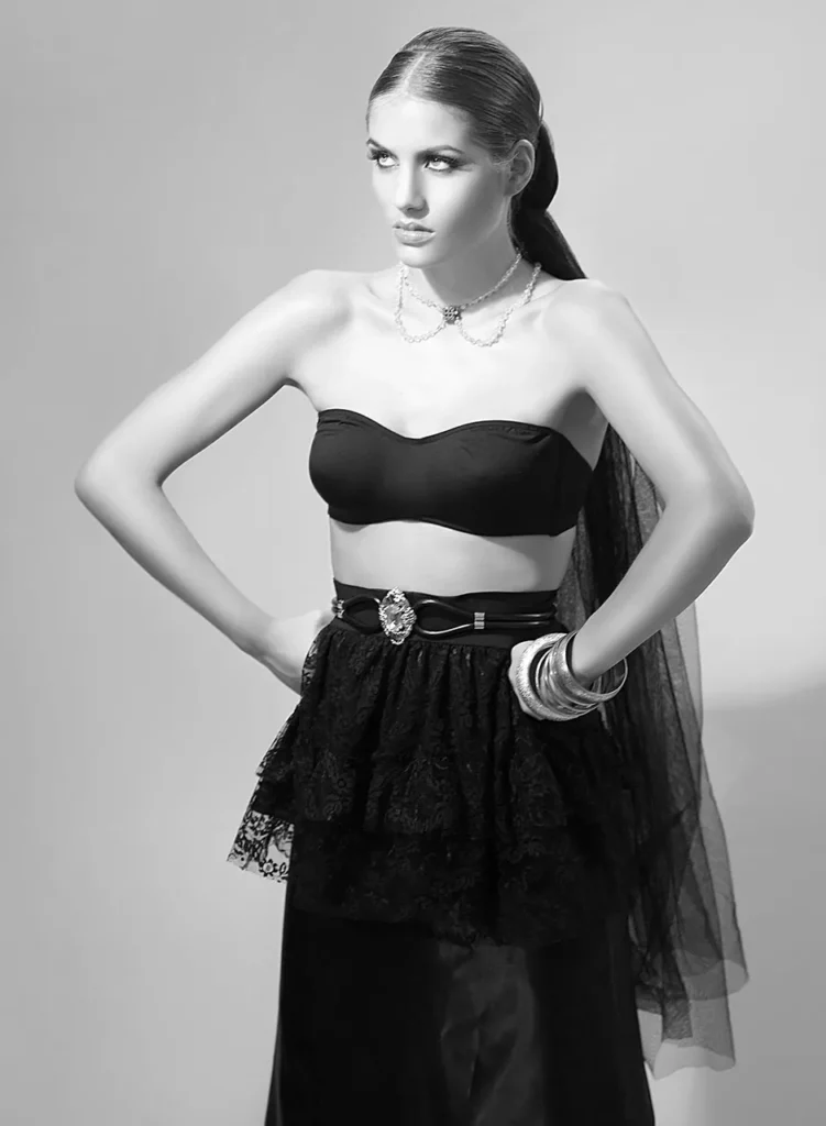 81 editorial la viuda negra con JDYS en estilismo, Maria Dolores Mayor en maquillaje y modelo Paula de escala m