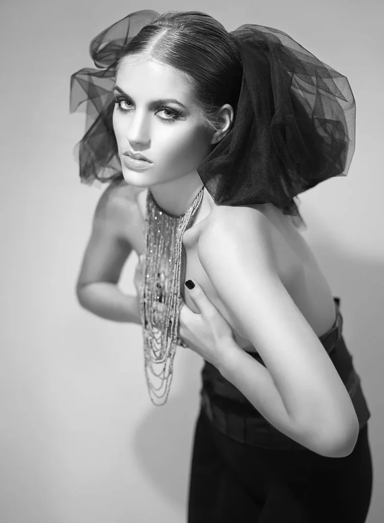 82 editorial la viuda negra con JDYS en estilismo, Maria Dolores Mayor en maquillaje y modelo Paula de escala m